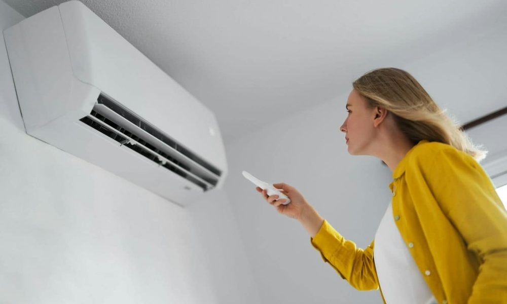 kobieta włączająca klimatyzację